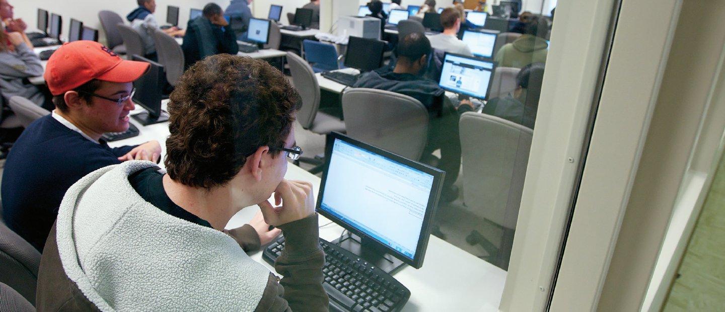 2个学生在电脑上工作